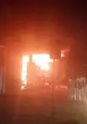 Incêndio destrói lanchonete em Resende durante a noite; bombeiros controlam chamas