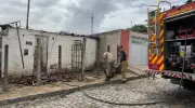 Incêndio em Campina Grande destrói casa após suspeita de cigarro deixado no sofá