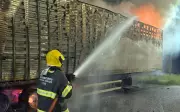 Incêndio em carreta destrói carga de R$ 850 mil na Fernão Dias, em Itapeva