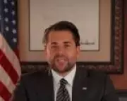 Influenciador 'macho alfa' Nick Adams é nomeado por Trump para cargo diplomático de turismo