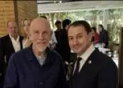 John Malkovich desfruta de frutos do mar no Rio após espetáculo no Teatro Municipal