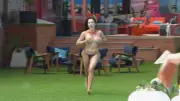 Jordana do BBB 26 cumpre promessa e pula na piscina de topless
