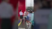 Juiz confunde atleta e tenta direcioná-lo para pista errada em maratona na China