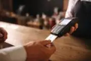 Juros do cartão de crédito atingem 436% ao ano e expõem distorção no Brasil