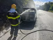 Kombi pega fogo na BR-251 em Francisco Sá; ninguém se fere no incidente