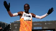 Lenda queniana Eliud Kipchoge anuncia tour mundial com parada no Brasil em 2026