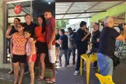 Luciano Huck surpreende moradores em visita a Guia Lopes da Laguna, no Mato Grosso do Sul