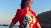 Luma de Oliveira brilha aos 61 anos em lancha e relembra carreira no Carnaval