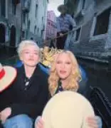 Madonna e Julia Garner recriam clássico 'Like a Virgin' em Veneza durante filmagens