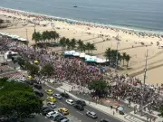 Manifestação em Copacabana reúne milhares contra violência às mulheres no 8 de Março