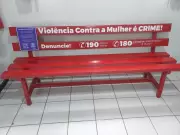 Marília instala Bancos Vermelhos em pontos estratégicos para combater violência contra mulheres
