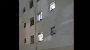 Mãe salta do 3º andar com filha para fugir de agressões do companheiro em Suzano