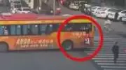 Menina escorrega de janela de ônibus e é salva por policial em ação heroica na China