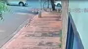 Menino de oito anos é atropelado por carro ao andar de bicicleta em Pereira Barreto