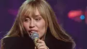Miley Cyrus revive Hannah Montana em especial de 20 anos da série com Selena Gomez