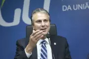Ministro Camilo Santana entrega benefícios a professores e inaugura centro de imagem no Amapá