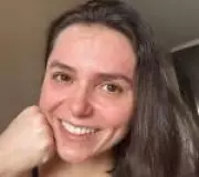 Monica Iozzi recebe alta após internação por acatisia: especialistas explicam a condição