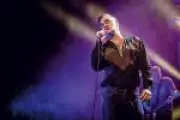 Morrissey cancela show na Espanha alegando 'privação de sono' por barulho de techno