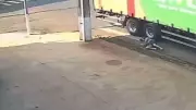 Motociclista escapa por pouco de ser atropelada por caminhão em Arapongas, no Paraná