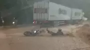 Motoqueiro é arrastado por enxurrada durante fortes chuvas no Espírito Santo
