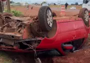 Motorista fica com cabeça presa após carro capotar em Tangará da Serra