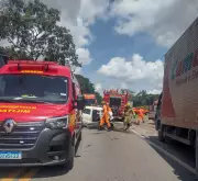 Motorista fica preso às ferragens após colisão com carreta na MG-050 em Minas Gerais