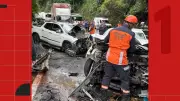 Motorista fica preso às ferragens após colisão tripla na BR-262, em Viana