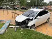 Motorista perde controle e colide contra mureta em Volta Redonda, ferindo-se moderadamente