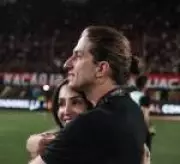 Mulher de Filipe Luís expressa mágoa após demissão do técnico do Flamengo em recado emocionante