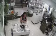 Mulher furtou joias em Petrópolis após atendente se afastar; polícia investiga