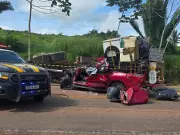 Mulher morre e homem fica preso em grave acidente entre carreta e caminhonete na BR-163, no Pará