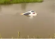 Mulher perde controle após buraco e carro cai em açude no interior do Acre