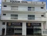 Mulher é presa por agredir filho e abandonar outro nu em rua de Registro (SP)