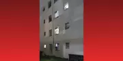 Mulher pula com filha do 2º andar para fugir de agressões do ex em Suzano