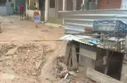 Muro de obra cede e destrói banheiro de idosa de 84 anos em Salvador