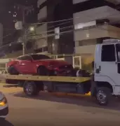 Mustang em alta velocidade colide com carros estacionados em Belém