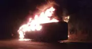 Ônibus com 24 passageiros pega fogo após colisão com moto na BR-040 em Santos Dumont