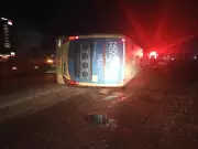 Ônibus tomba na BR-364 em Cuiabá e deixa duas pessoas feridas durante a madrugada