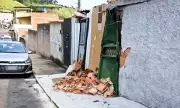 Ônibus urbano colide com muro residencial e causa prejuízos em Juiz de Fora