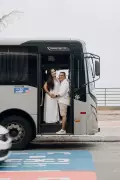 Noiva chega ao casamento em ônibus coletivo em João Pessoa e celebra rotina do casal