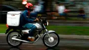 Nova regra garante adicional de periculosidade para motoboys e trabalhadores que usam moto