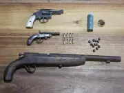 Pai e filho são presos com carro clonado e arsenal de armas em Cantagalo, MG