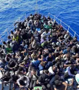 Parlamento Europeu endurece política migratória com centros de retorno após resgate de 490 imigrantes