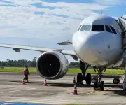 Passageira grava momento em que piloto anuncia colisão com pássaro antes de decolagem em SC