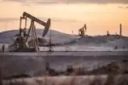 Petróleo caminha para disparada histórica de 50% em março, pressionando inflação global