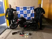 Policiais prendem suspeito após apreenderem espingarda e moto adulterada em Valença