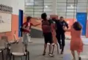 Policial militar agride estudantes durante protesto em escola do Rio de Janeiro