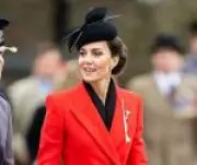 Preto e Vermelho: A Combinação Atemporal que Domina a Moda com Drama e Sofisticação