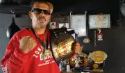 Professor supera crises pessoais e transforma vidas através do boxe em projeto social