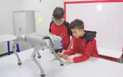 Robôs humanoides e quadrúpedes auxiliam aprendizado de alunos em escolas de Goiás e DF